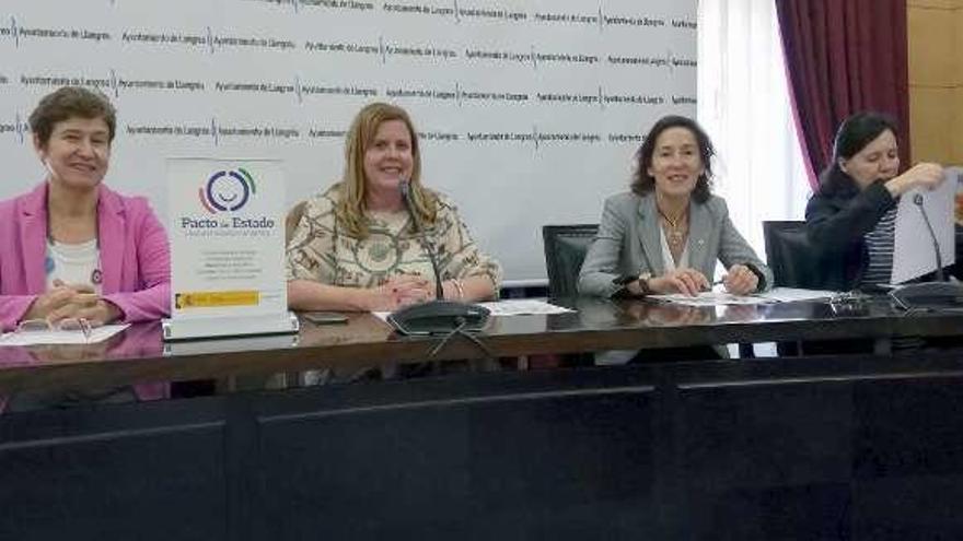 Por la izquierda, Elena Ocejo; Carmen Arbesú; María Alonso, técnica del área de la Mujer, y Carmen Montes, técnica del área de Empleo.