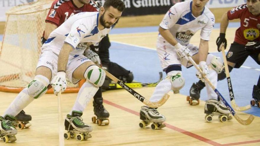 David Torres conduce la bola en el partido del año pasado ante el Vendrell.