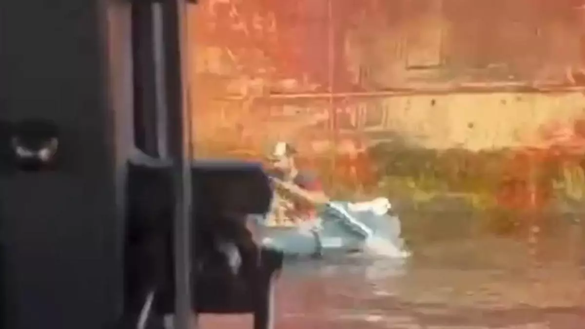 Rescatan  a un hombre subido a un colchón hinchable en el mar a unos 37 Km de la costa de Estepona, Málaga