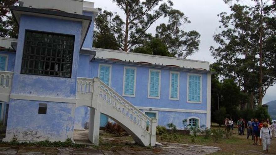 Edificio que ocupaba la sede del Igadi y el Fondo Galego de Cooperación en la isla de San Antón.  // Faro