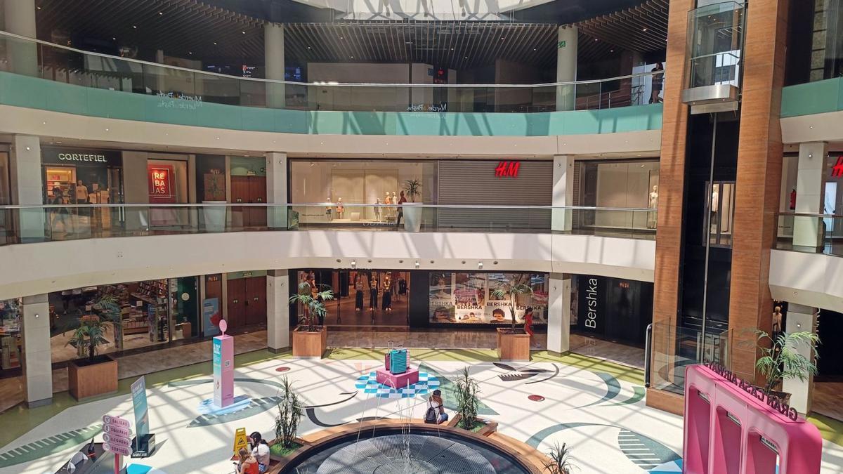 Una de las plazas interiores de Grancasa, el centro comercial situado en el barrio del Actur de Zaragoza.
