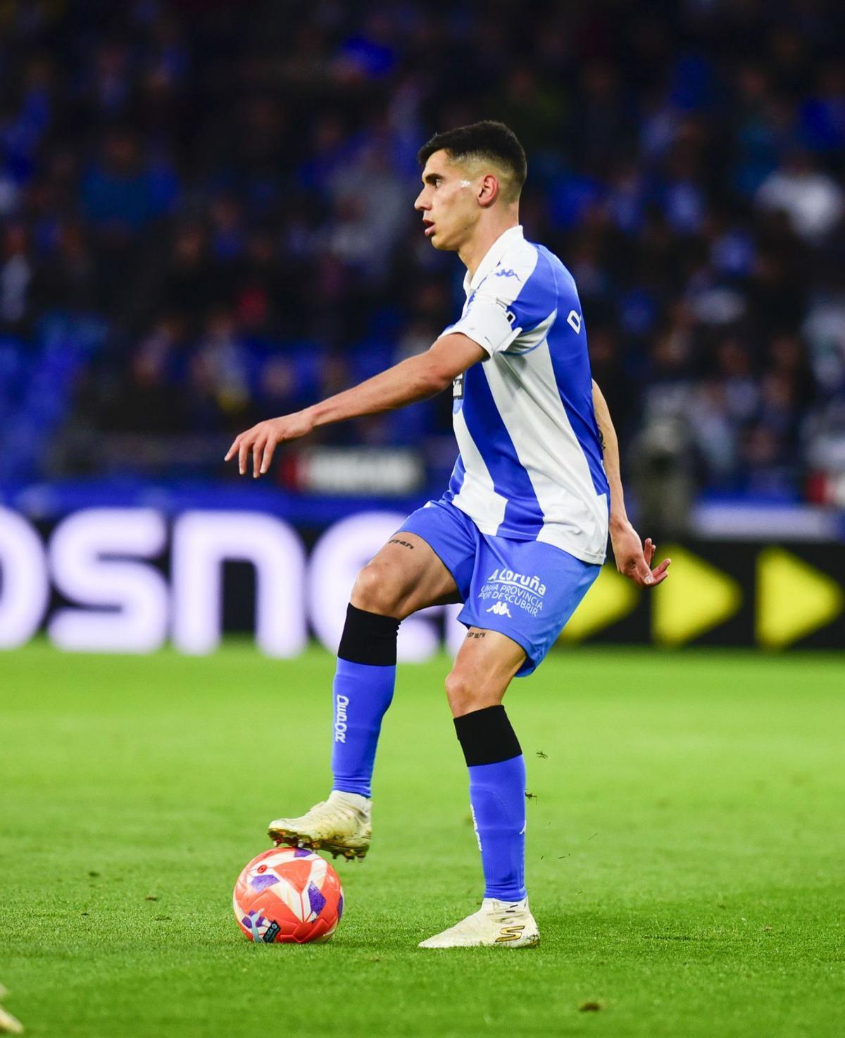 Villares controla el balón durante un lance del partido ante el Tenerife. | Casteleiro/Roller Agencia