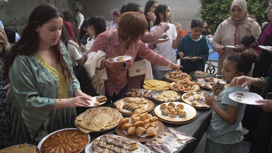 Participantes en la celebración.  tortajada