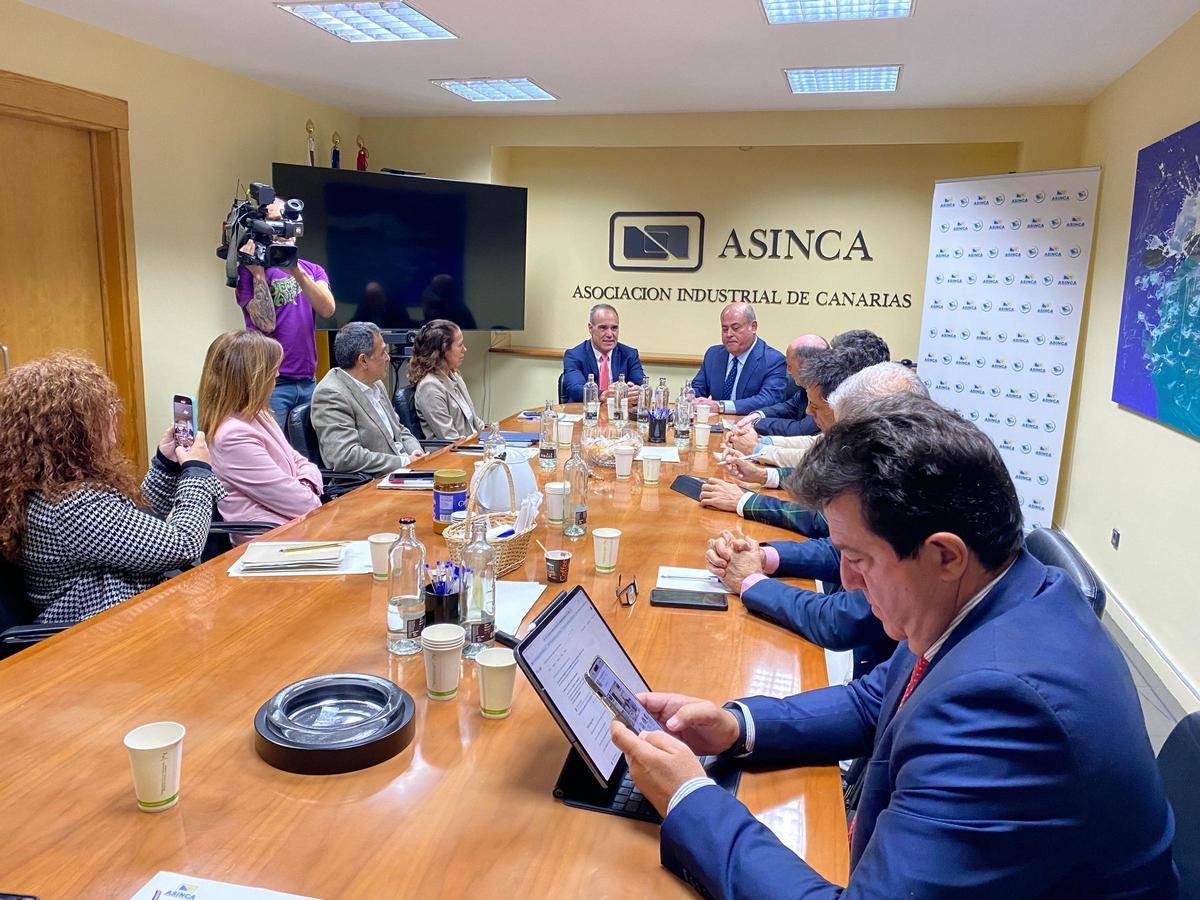 Reunión del comisionado del REF del Gobierno de Canarias con la patronal de los industriales, Asinca.