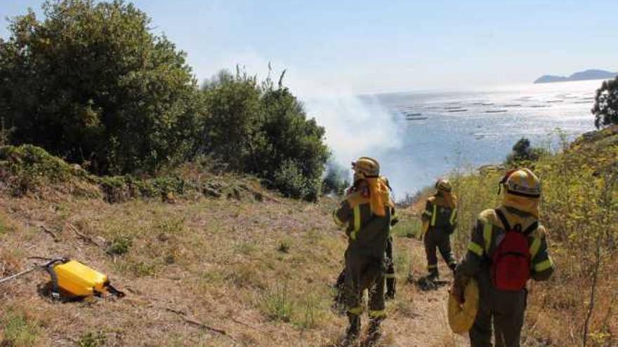 Efectivos contra incendios en un fuego declarado en Outeiro-Balea.  // Santos Álvarez