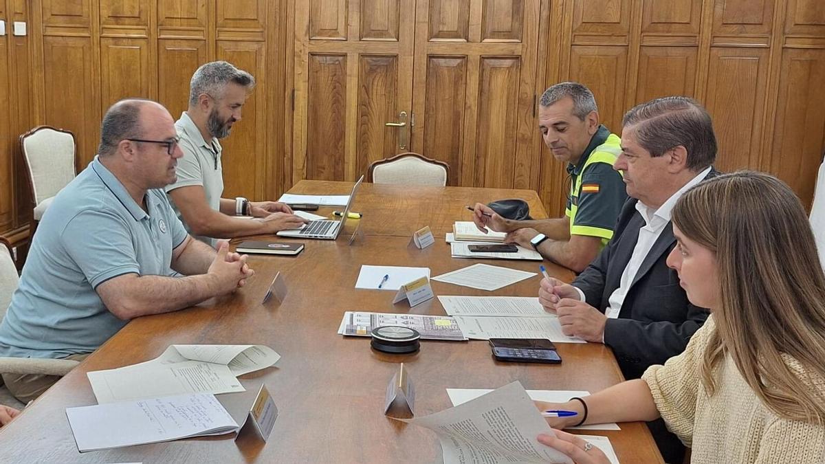 Reunión del alcalde de Aranga, Alberto Platas, con el subdelegado del Gobierno por el dispositivo de seguridad del eclipse