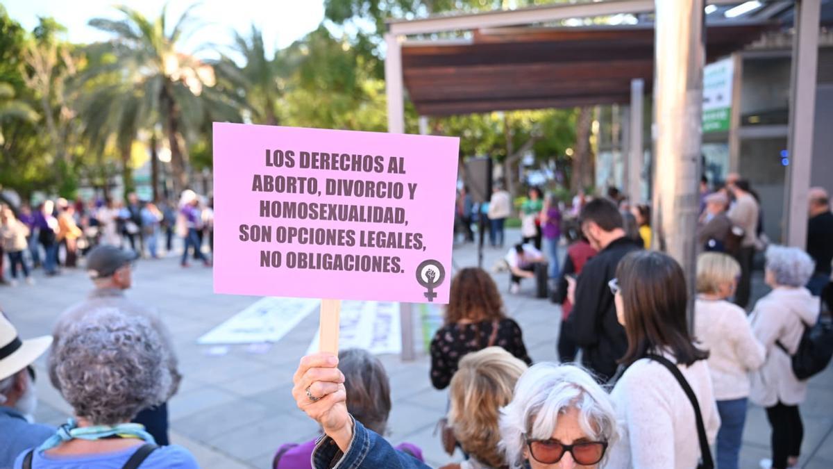 Así ha sido la protesta de 24 colectivos en Elche contra la moción antiaborto de Vox apoyada por PP