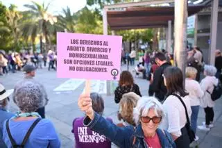 Así ha sido la protesta de 24 colectivos en Elche contra la moción antiaborto de Vox apoyada por PP