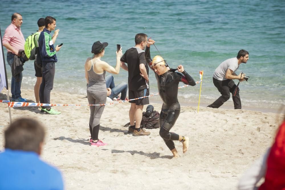 Más de 300 deportistas en el X Triatlón de Riazor