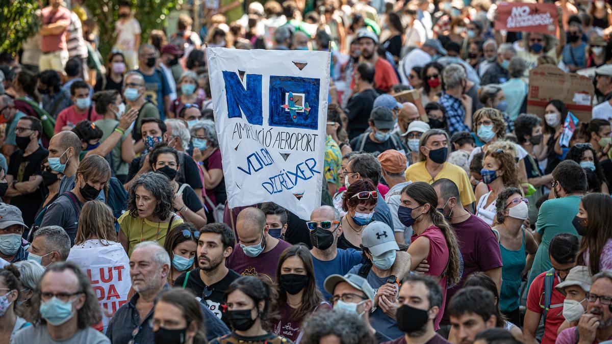 Barcelona diu no a ampliar l’aeroport, però sense ‘overbooking’ Barcelona diu no a ampliar l’aeroport, però sense ‘overbooking’