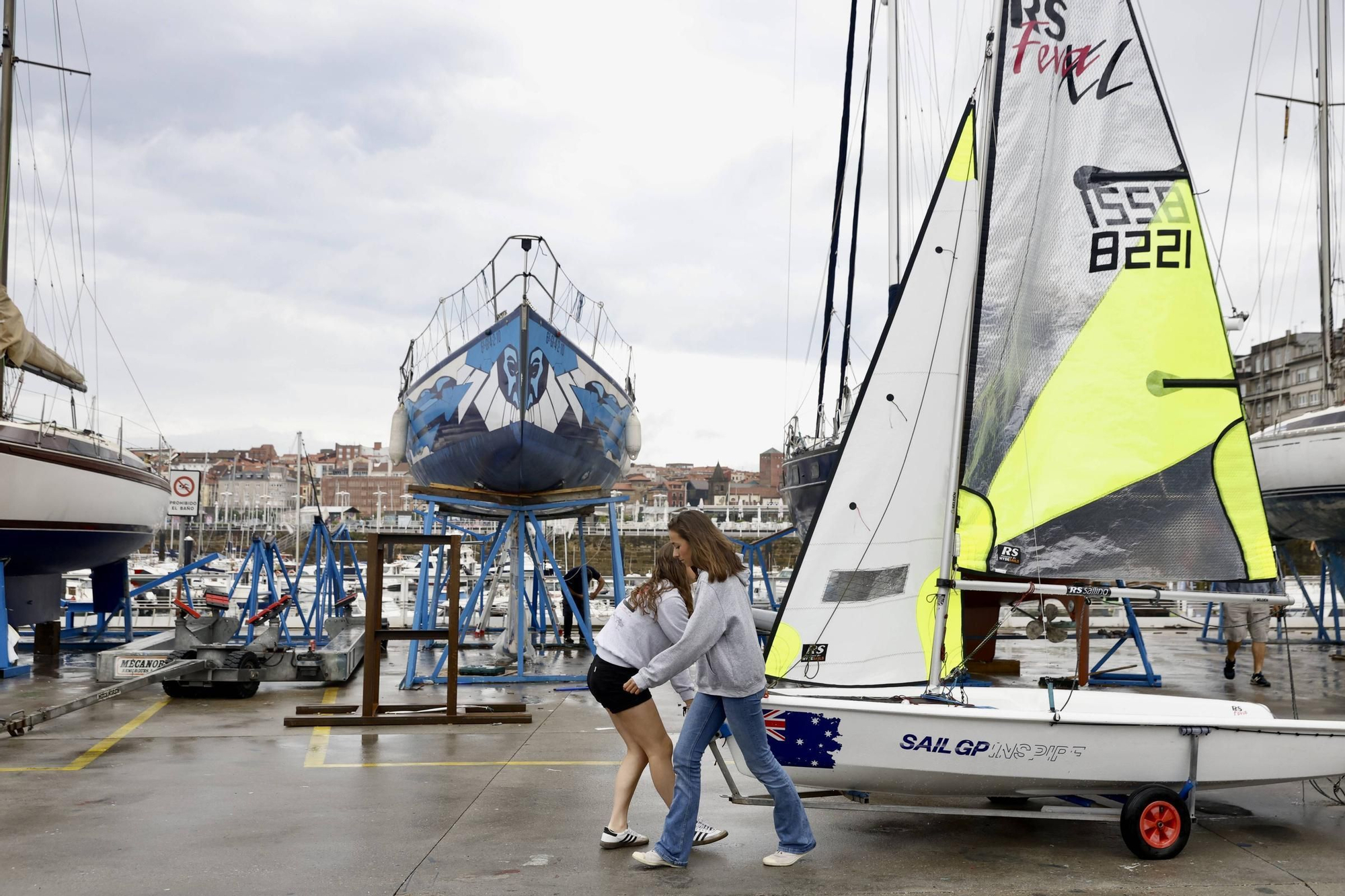Todo listo en Gijón para la escala de la Princesa Leonor con el Elcano: así lo viven las alumnas del Club de Regatas (en imágenes)