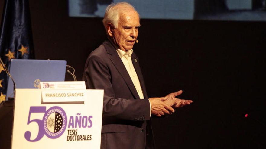 Un momento de la conferencia Soñando con las estrellas que ofreció Francisco Sánchez en el teatro Leal.