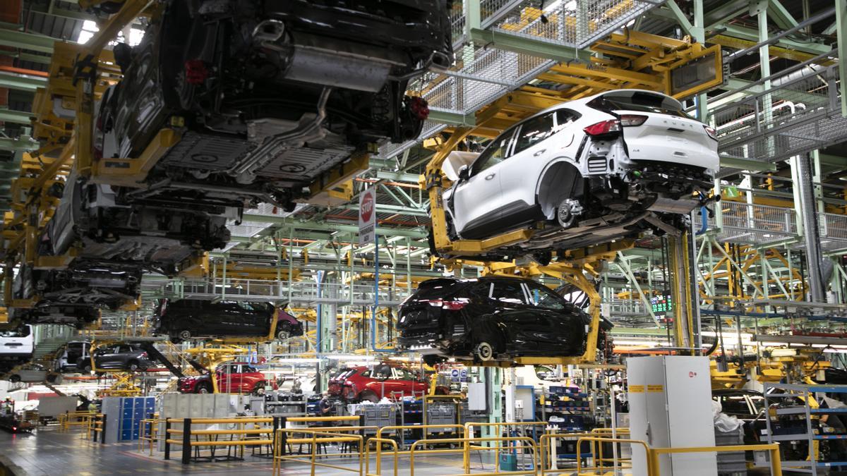 Coches en las líneas de fabricación de Ford Almussafes.