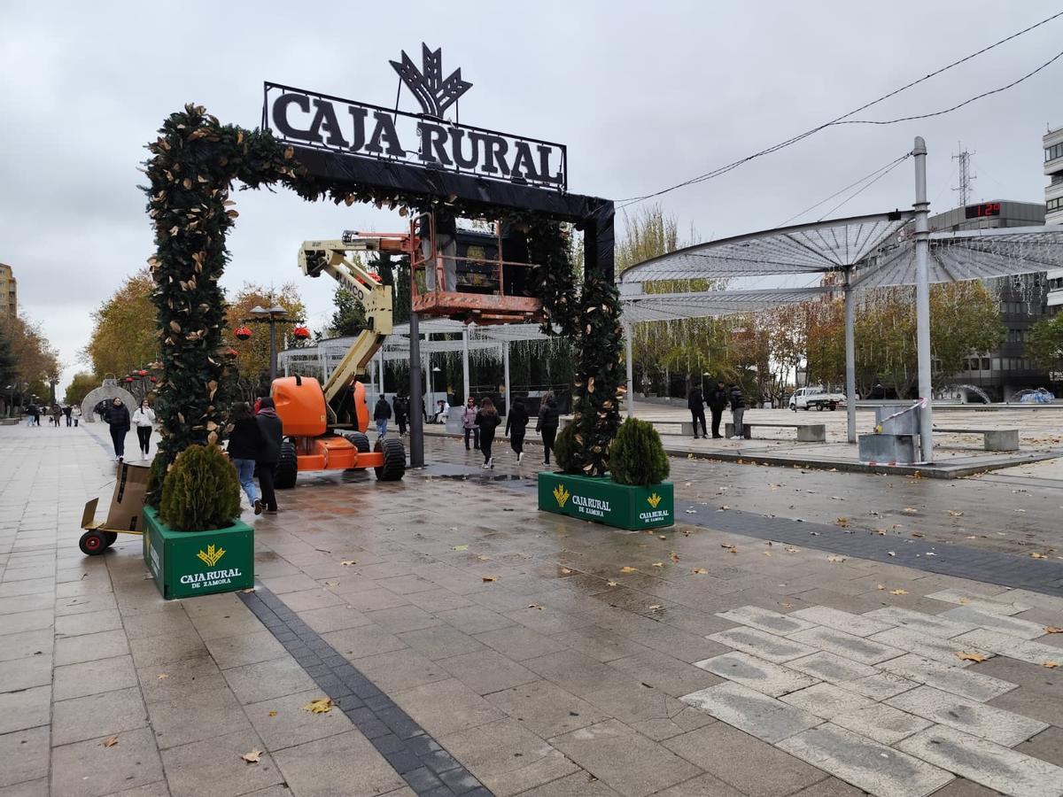 Instalación de la decoración navideña de la Plaza de los Sueños.