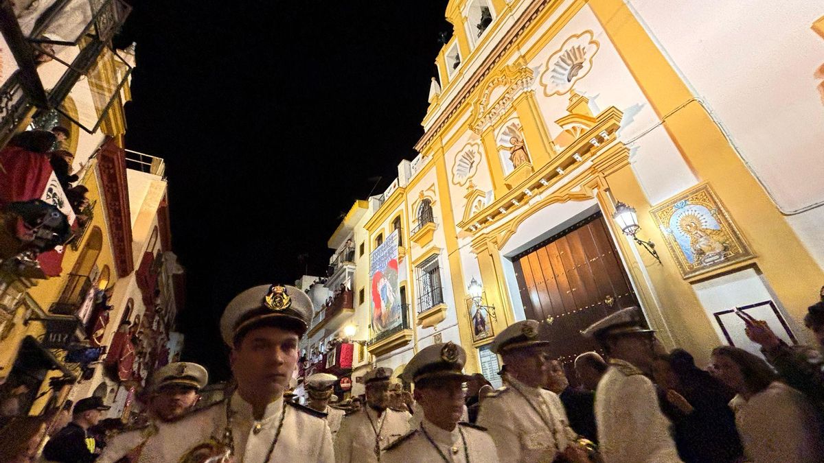Llega la Banda de San Juan Evangelista para acompañar a la Cruz de Guía de la Esperanza de Triana.