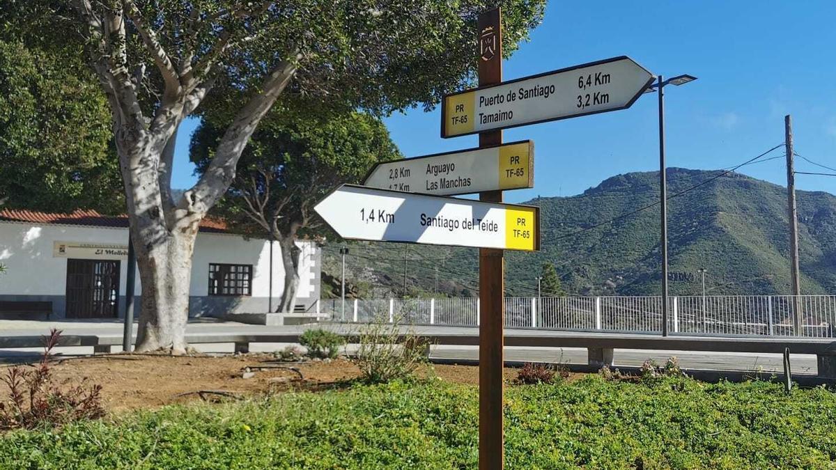 Carteles que indican diferentes senderos desde Santiago del Teide.