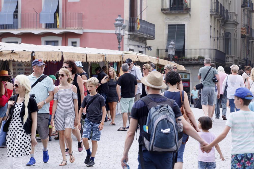 Turistes al Barri Vell de Girona el dia 1 d''agost