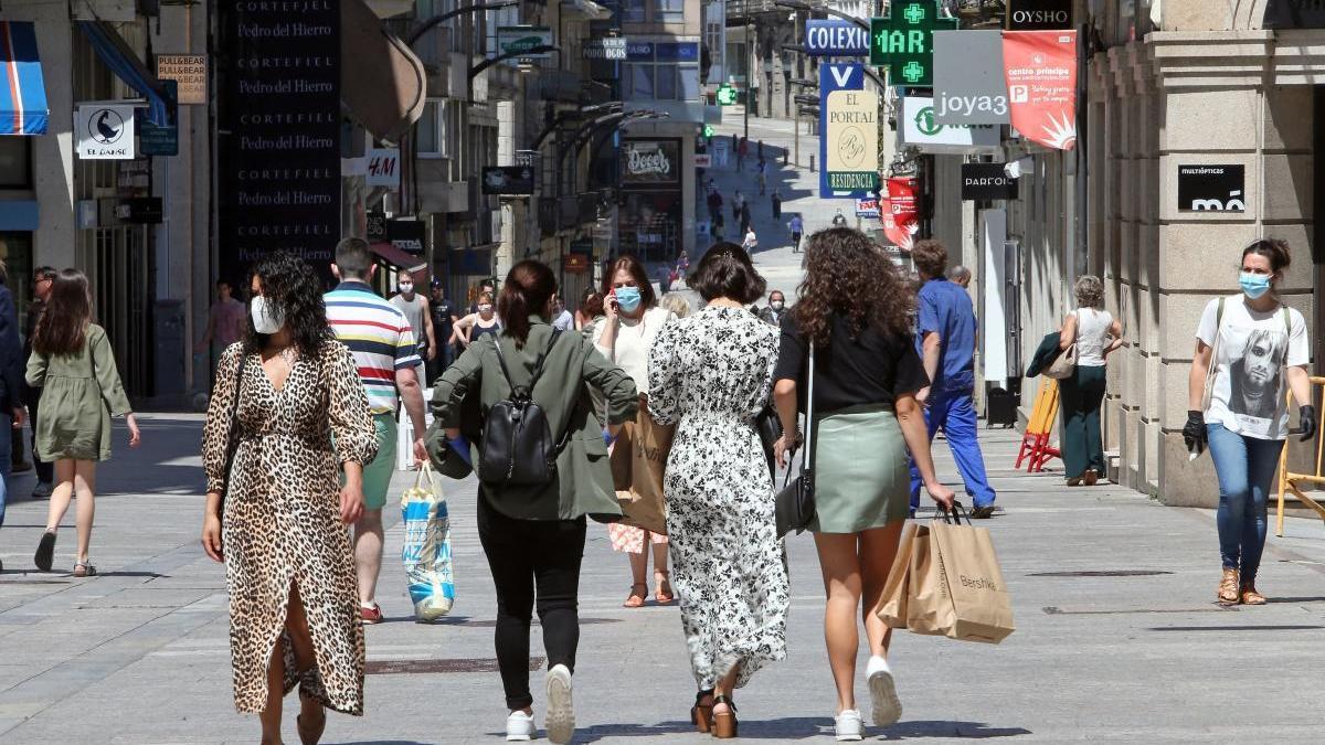 Personas paseando por la calle Príncipe de Vigo. // Marta G. Brea