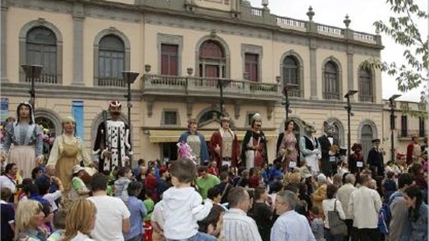 Llagostera La colla gegantera celebra els 15 anys amb una gran trobada