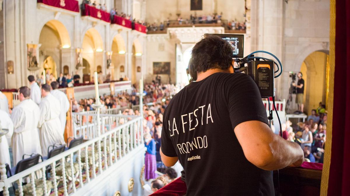 Un momento del rodaje del documental "La festa" sobre el Misteri d'Elx