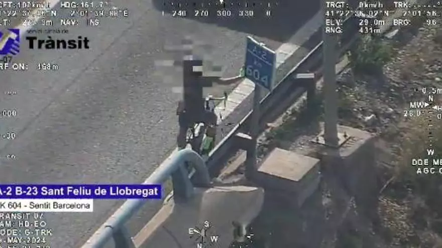 Un ciclista circulando por la A-2 B-23 en Sant Feliu de Llobregat
