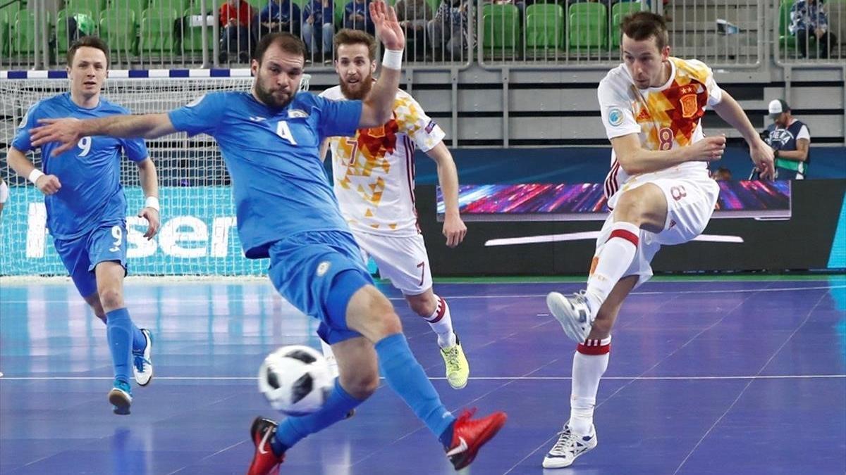 El jugador de la selección española Lin golpe el balón ante el kazajo Tayman en la semfiinal