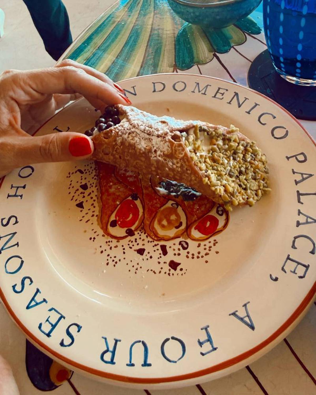El cannolo siciliano que se ha comido Tamara Falcó en su aniversario por Italia