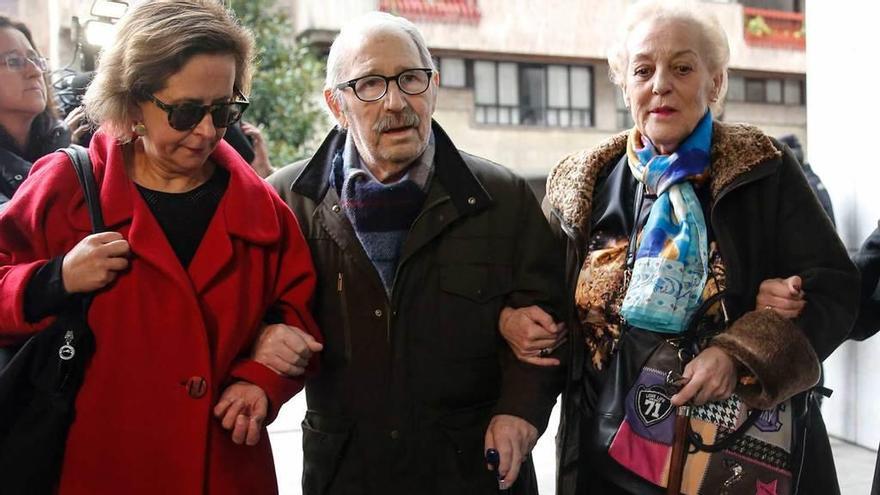 José Ángel Fernández Villa, entre su abogada, Ana García Boto, a la izquierda, y su esposa, María Jesús Iglesias, el pasado 3 de marzo cuando se dirigía a declarar en el Juzgado de instrucción.