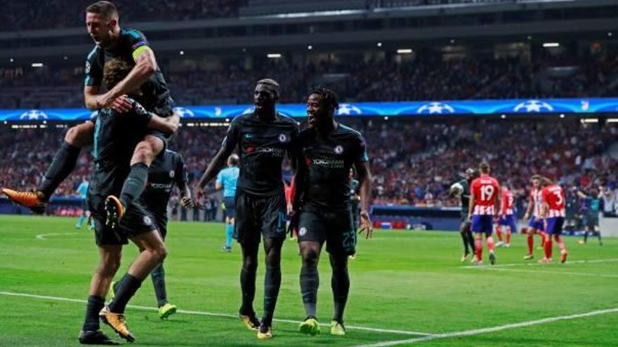 Los futbolistas del Chelsea celebran el gol de la victoria en el Wanda Metropolitano.