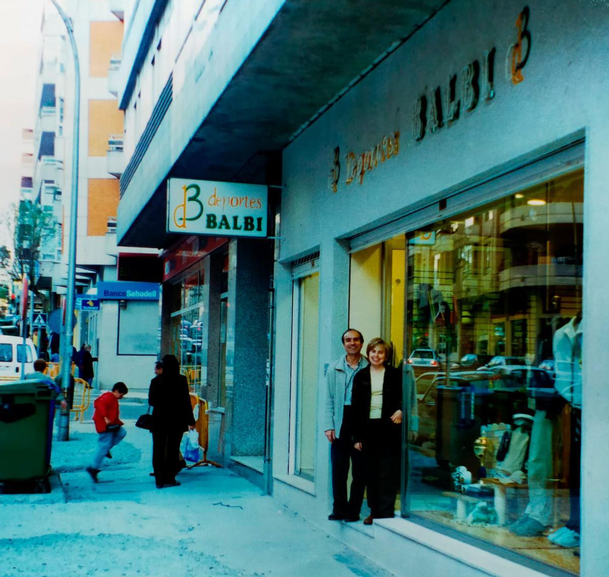 Balbi y Mari Carmen, en la puerta de la tienda en los años 90.