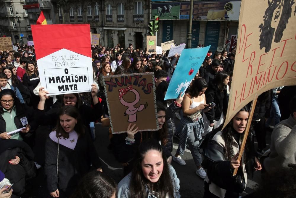 Las jóvenes viguesas se ponen en pie: "Tú, machista, estás en nuestra lista". // Marta G. Brea | Borja Melchor