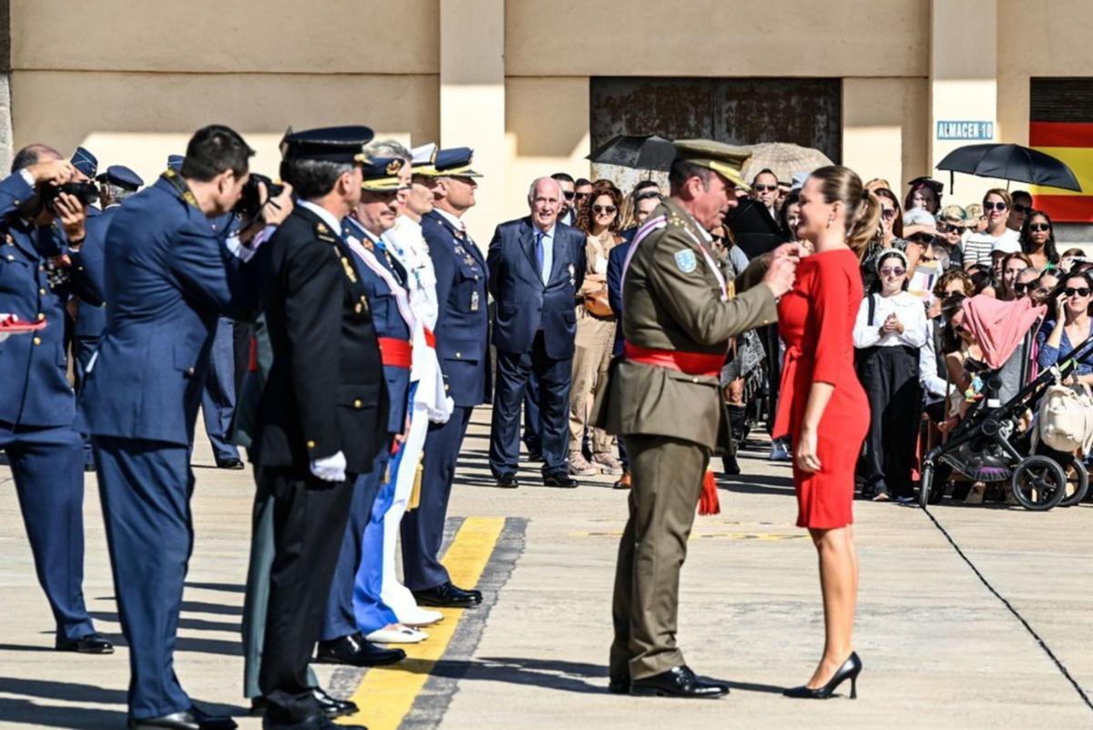 El Jefe del Mando de Canaria, el teniente general Julio Salom condecora a Lourdes Guerra, al fondo, Enrique Sánchez. | | ANTONIO ALÍ/TA