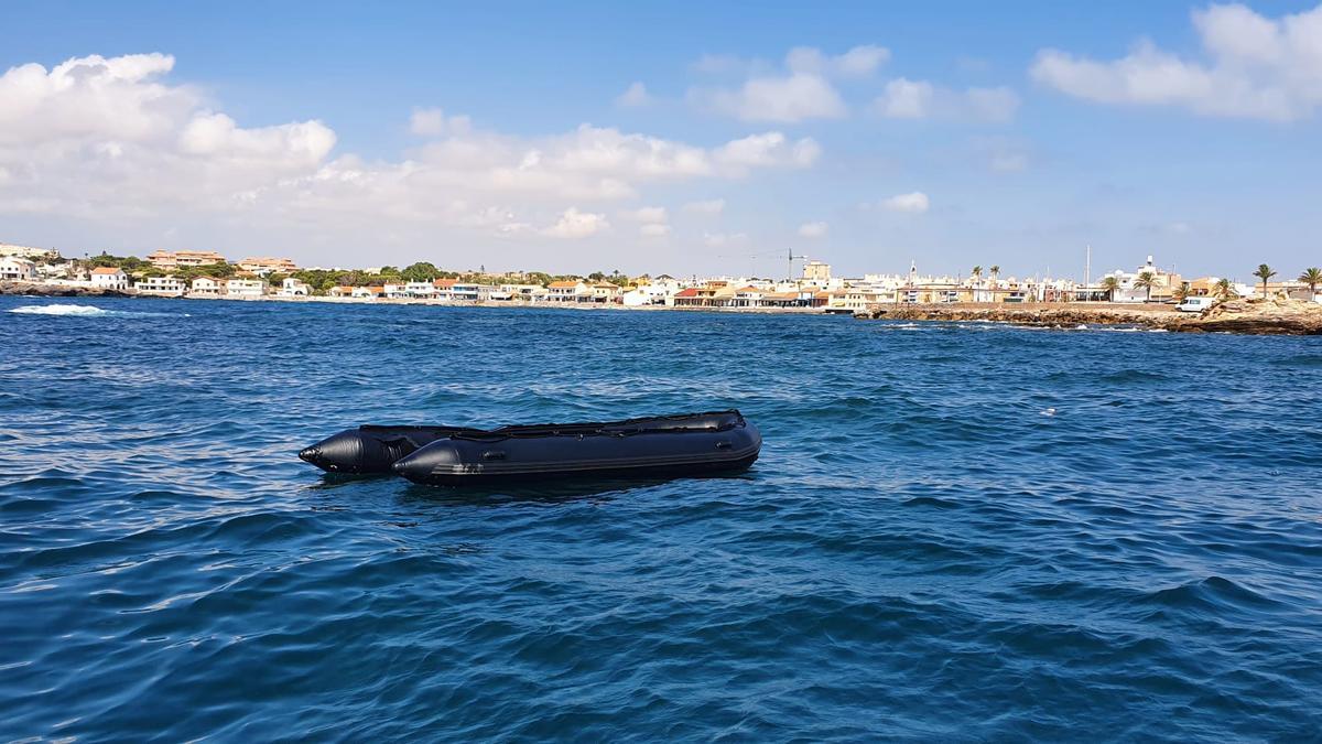 Embarcación a la deriva, fotografiada hace unos días en aguas de Cabo de Palos.