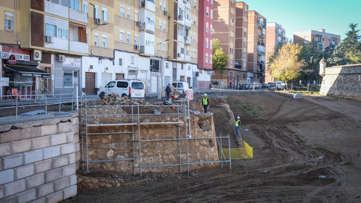 Trabajos en el muro de una de las plazas de armas.