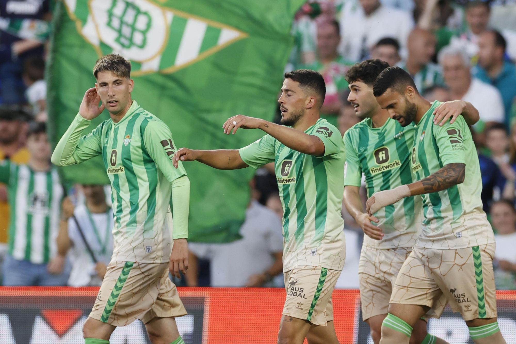 SEVILLA, 12/05/2024.- El centrocampista del Betis Pablo Fornals (2i) celebra su gol durante el partido de LaLiga que Real Betis y UD Almería disputan hoy domingo en el estadio Benito Villamarín, en Sevilla. EFE/José Manuel Vidal