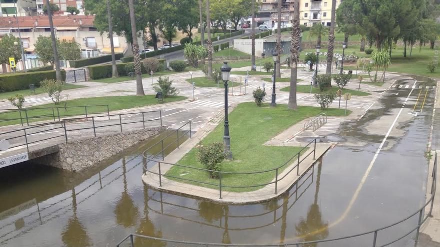 Una doble rotura de tubería deja sin agua a decenas de casas