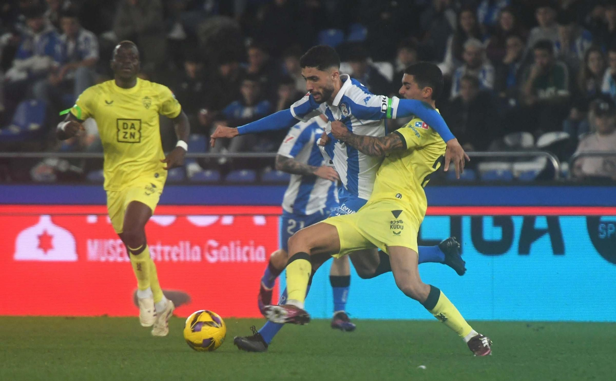 El Deportivo doblega al Almería en Riazor (3-1)