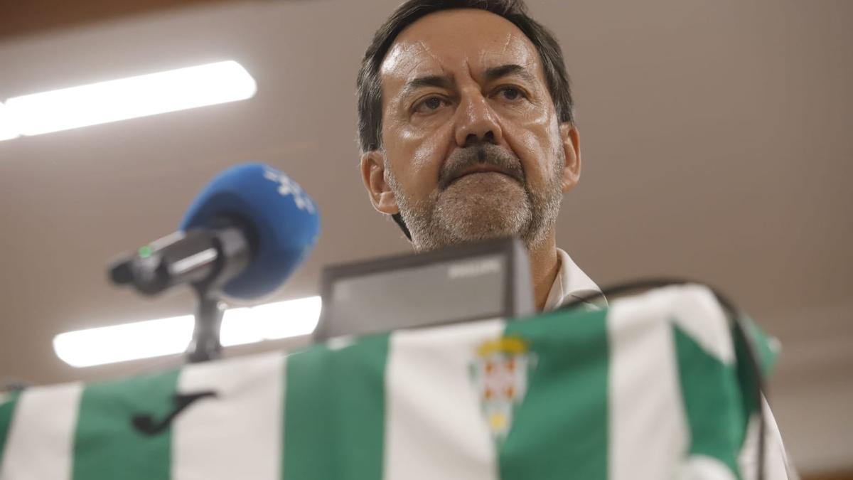 Fernández Monterrubio, junto a la camiseta del Córdoba CF en la presentación del nuevo patrocinio con el Ayuntamiento.