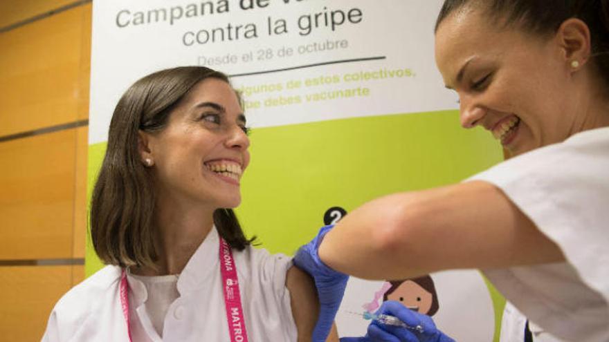 Una paciente se vacuna contra la gripe al inicio de esta temporada.
