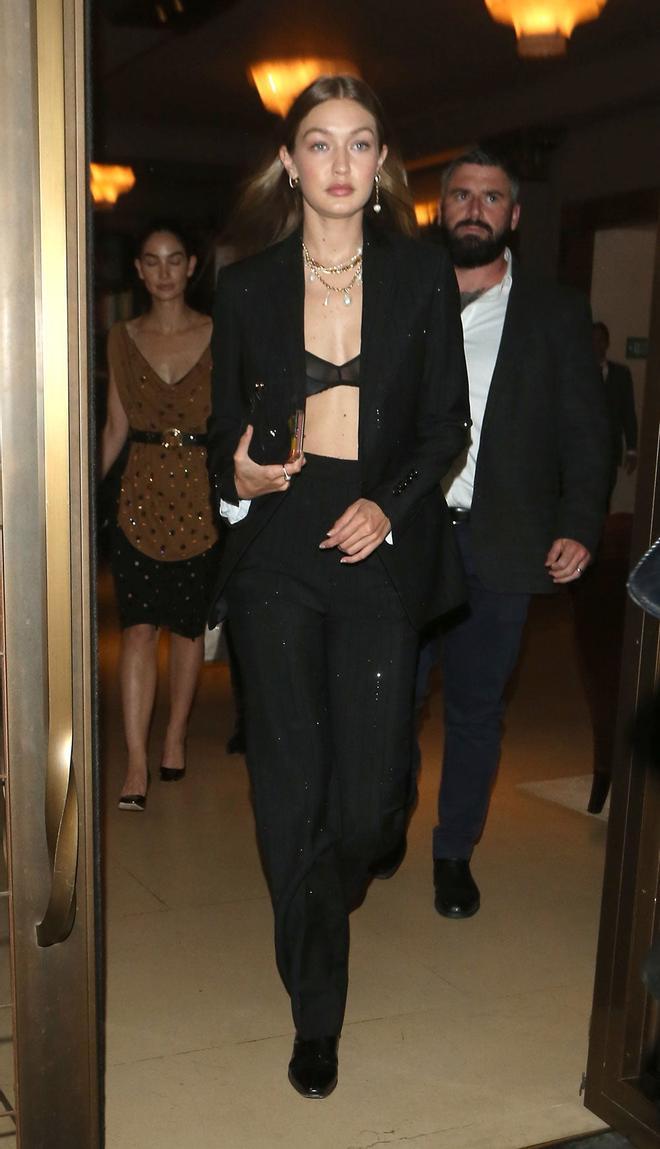 Gigi Hadid lució traje de chaqueta negro, bajo el que llevó un sutil sujetador