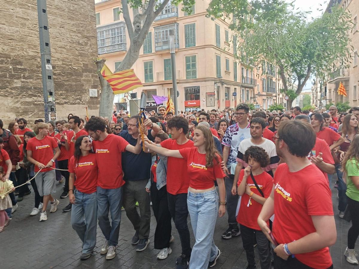 Miles de personas llenan Palma en defensa del catalán