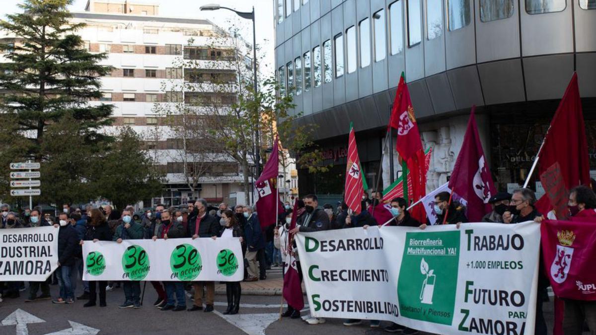 Una manifestación de los defensores de la biorrefinería.