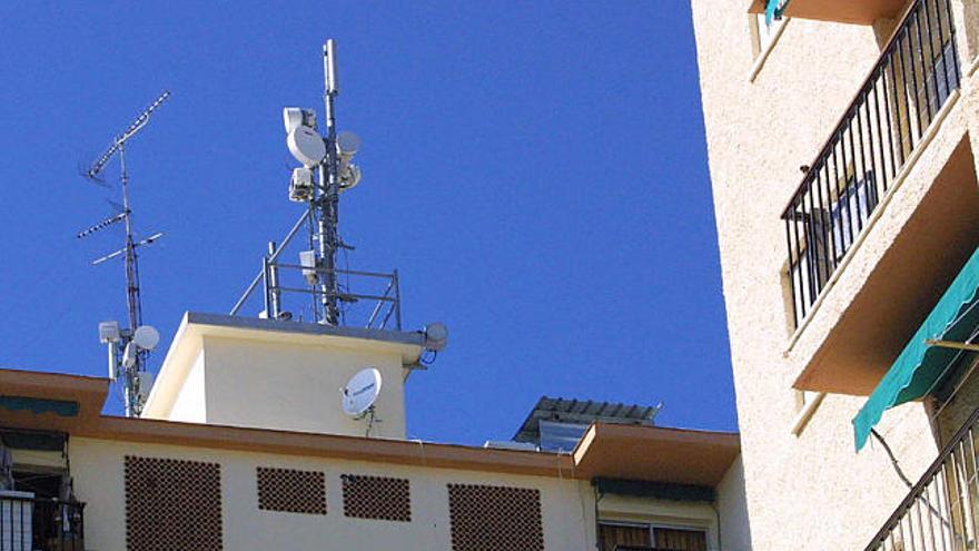 Ordenación. Una antena de telefonía móvil ubicada en un bloque de viviendas de Marbella.