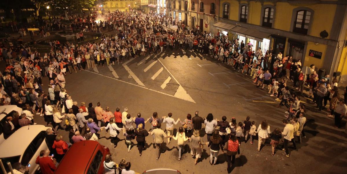 Los participantes en la danza prima en la plaza avilesina de Pedro Menéndez en una imagen de archivo.