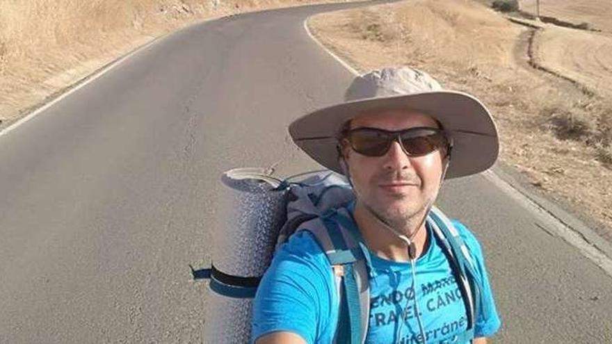 Alberto Suárez, ayer, en plena caminata en las inmediaciones del pueblo de Villanueva de la Concepción, en Málaga.