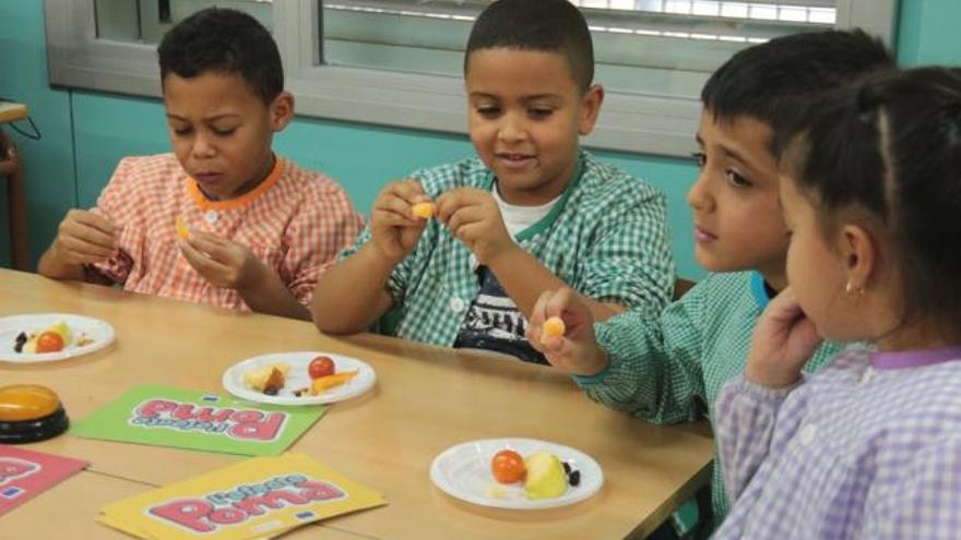 Nens menjant fruita en un taller d&#039;una escola catalana