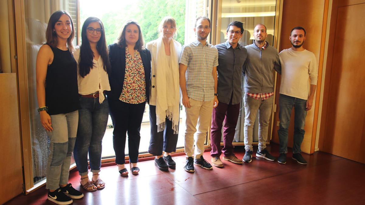 Participantes del programa Primera Oportunidad junto a la alcaldesa de Sant Boi