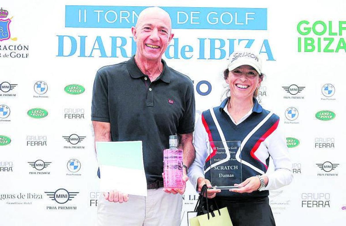 Mercedes Bonet con el premio de Scratch Damas junto a Iñaki Ibarrondo, de Proa Premium,