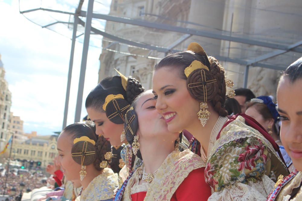 Las parejas de la corte establecen vínculos especiales entre sí. Cada mayor tiene bajo esa particular "tutela" a la niña que ocupa su mismo puesto en la fila. Aquí, por ejemplo, Aitana Piquero y Marta Sobrino.