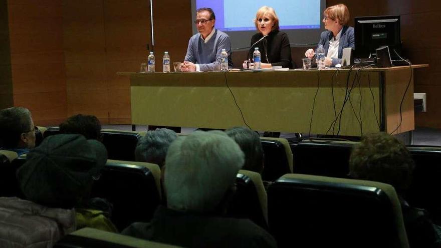 Leticia García, en el centro, durante la charla celebrada ayer en Zamora.